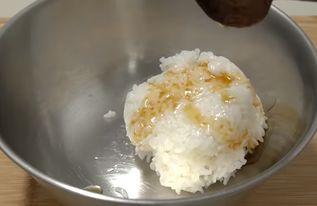 爆料饭团的吃法视频教学,跟随视频教程轻松学会美味制作  第2张